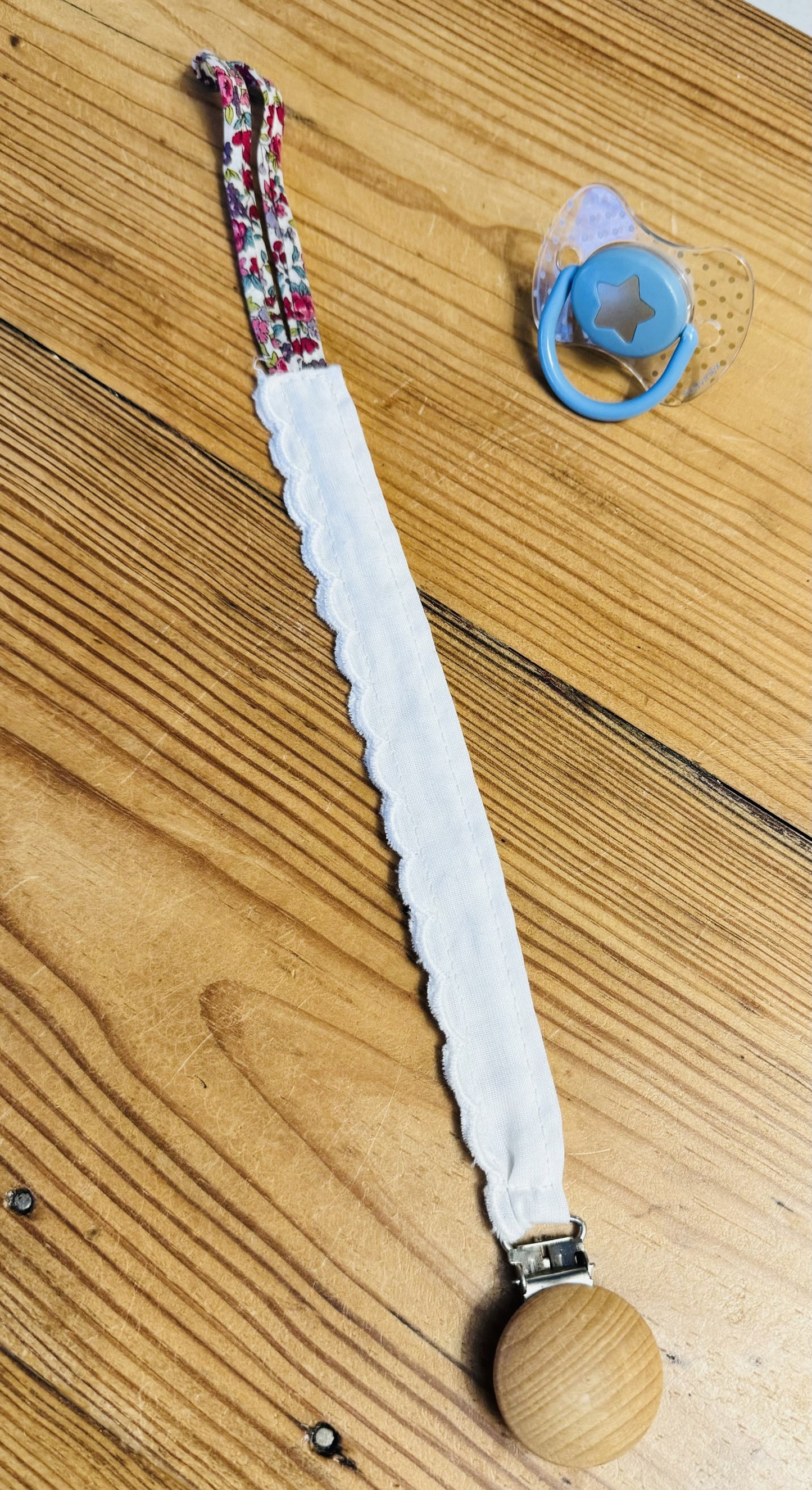 Attache sucette blanc côtelé